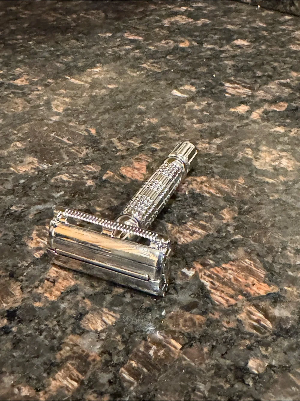 Metal Chrome Double-Edge Safety Razor with Blade Dispenser for Shaving